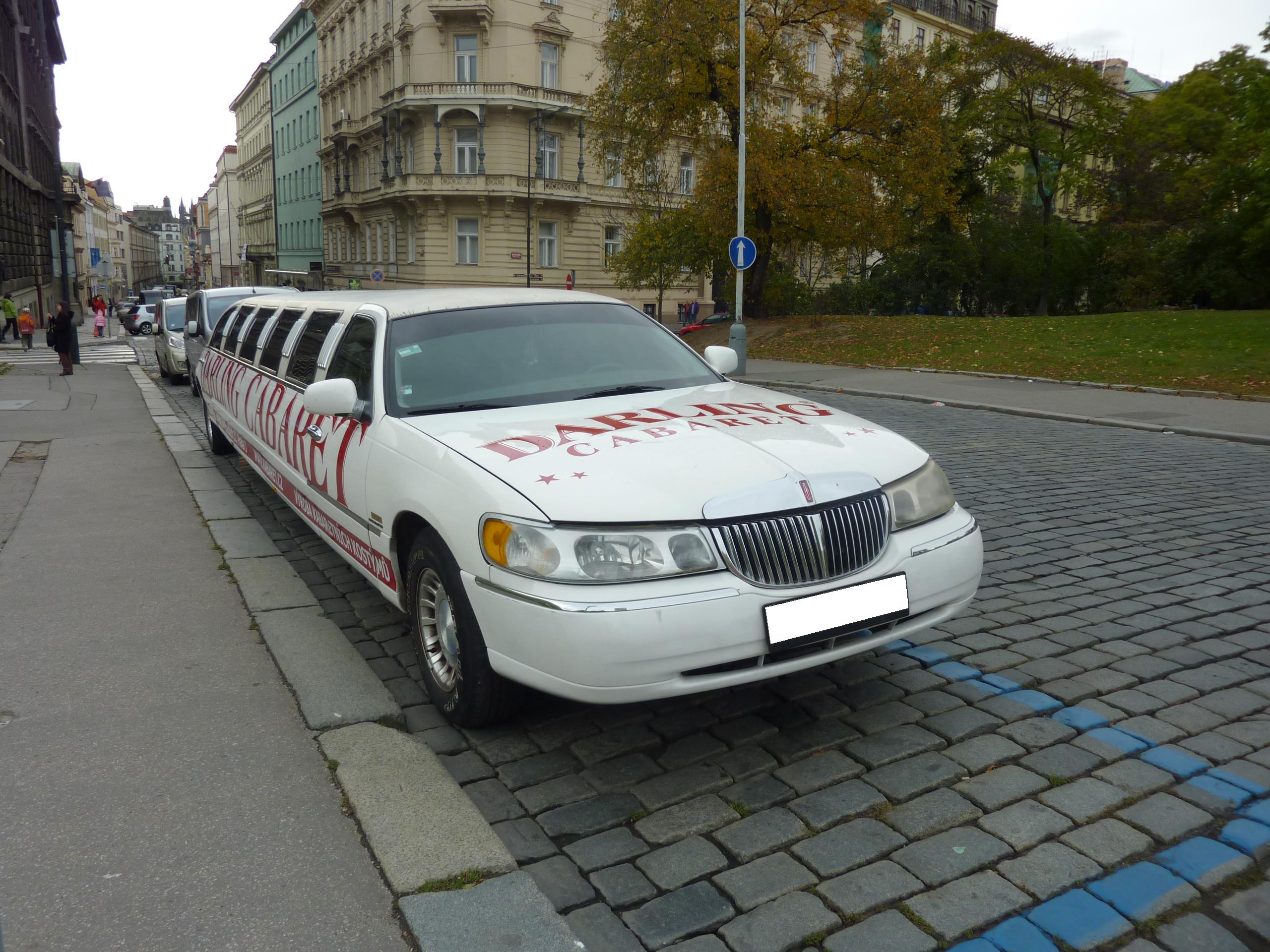 Lincoln Town Car Limousine (3)